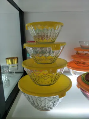 Hergestellt in China. Glasschüssel mit Deckel. Glasschüssel. Schüssel in Konservierung